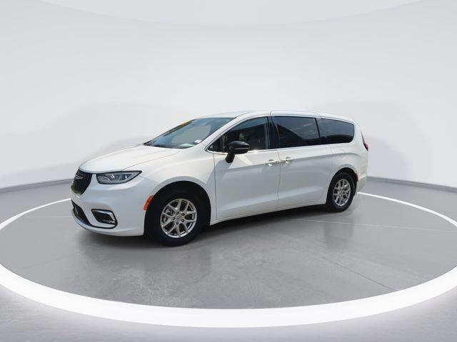Used 2024 Chrysler Pacifica Touring-L FWD image 4