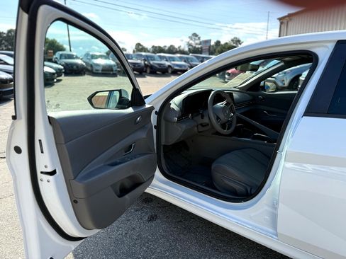 Used 2022 Hyundai Elantra SEL w/ Winter Weather Package image 7