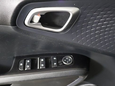 Used 2023 Kia Soul LX w/ LX Technology Package FWD image 30