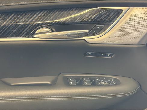 Used 2025 Cadillac XT6 Premium Luxury image 19