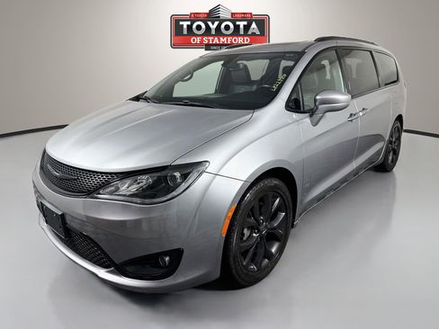 Used 2020 Chrysler Pacifica Touring-L Plus w/ S Appearance Package FWD image 3