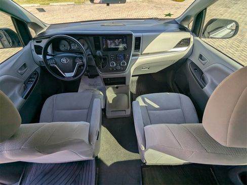 Certified 2017 Toyota Sienna L image 4