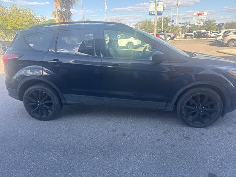 Used 2019 Ford Escape SE image 2
