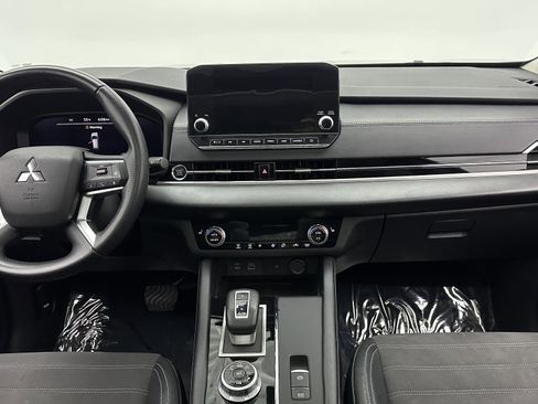 Used 2023 Mitsubishi Outlander SE image 27