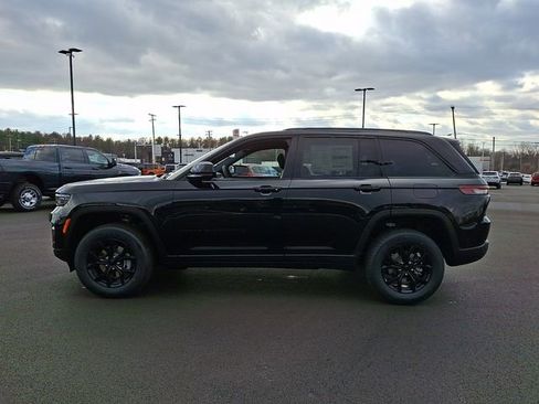 New 2025 Jeep Grand Cherokee Altitude image 4