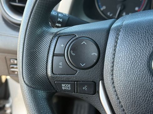 Used 2018 Toyota RAV4 LE FWD image 21