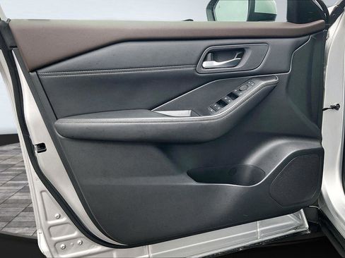 Used 2022 Nissan Rogue SV w/ SV Premium Package image 23