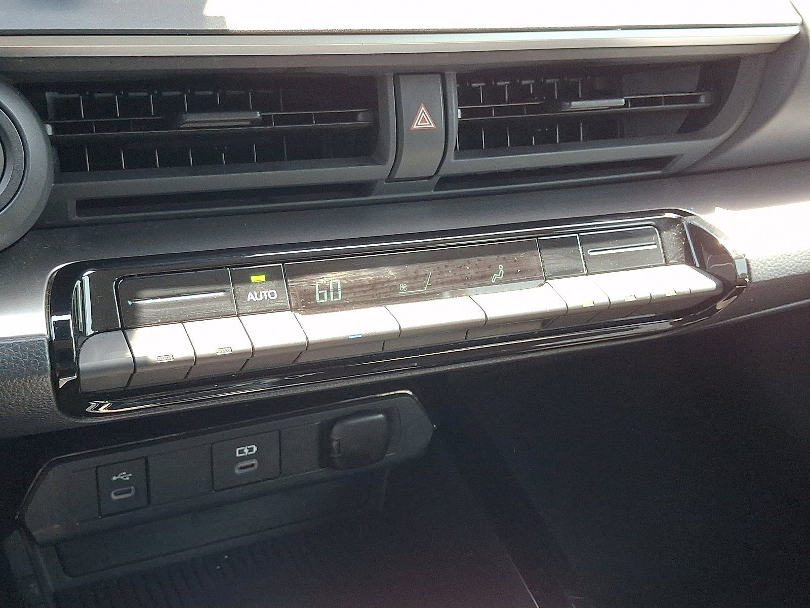 Used 2025 Toyota Prius LE FWD image 17
