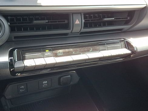 Used 2025 Toyota Prius LE FWD image 17