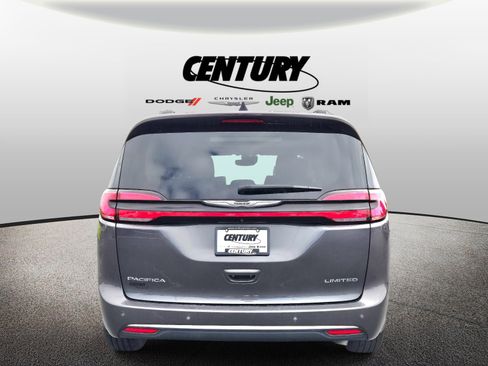 Used 2023 Chrysler Pacifica Limited FWD image 5