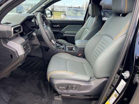 Used 2025 Toyota Tacoma Trailhunter image 32