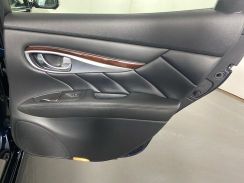 Used 2017 INFINITI Q70 3.7 w/ Technology Package AWD/4WD image 30