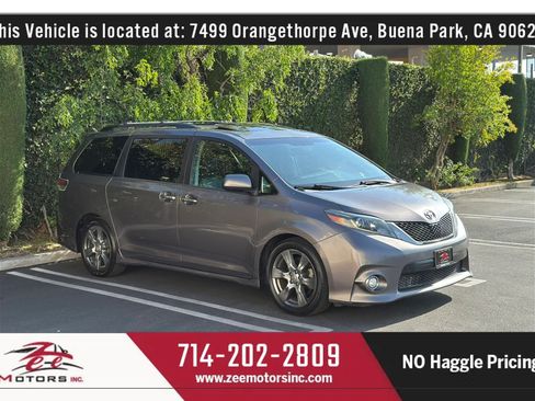 Used 2017 Toyota Sienna SE Premium w/ Cargo Management Package FWD image 4