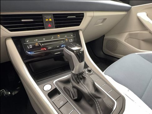 Used 2025 Volkswagen Jetta SE w/ Sunroof Package FWD image 46