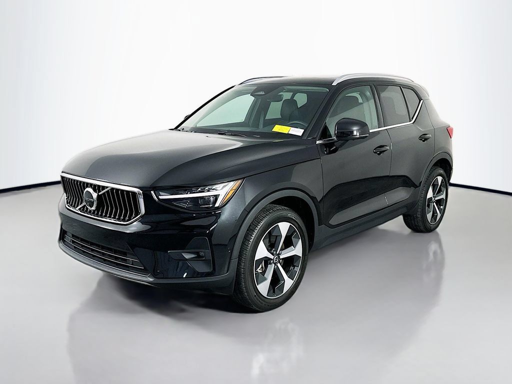 Used 2024 Volvo XC40 B5 Plus AWD/4WD image 3