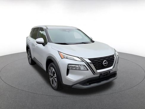 Used 2023 Nissan Rogue SV image 3