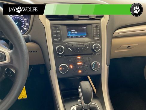 Used 2016 Ford Fusion SE FWD image 15