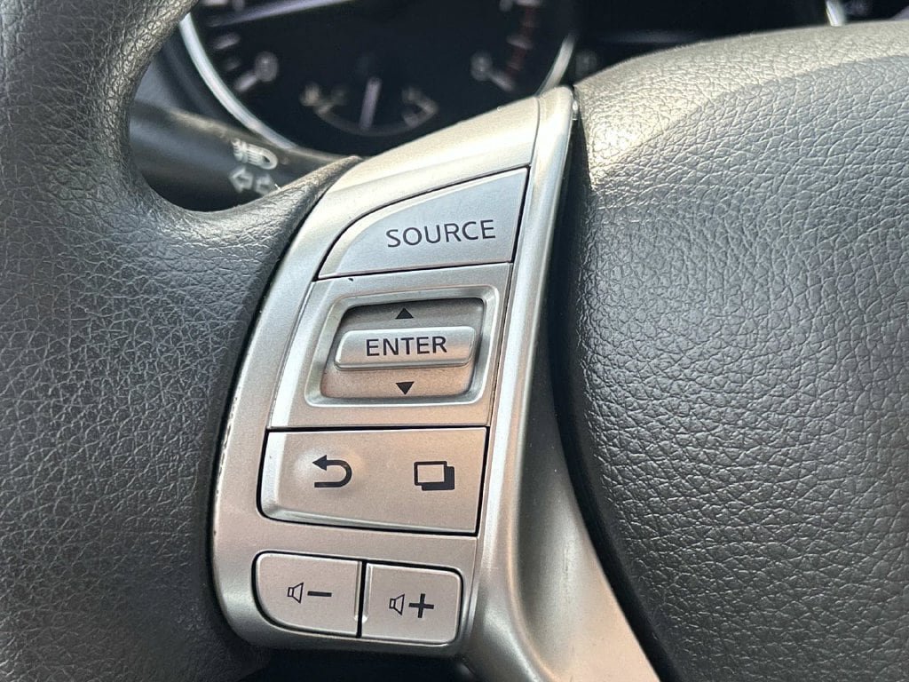 Used 2015 Nissan Rogue SV AWD/4WD image 21