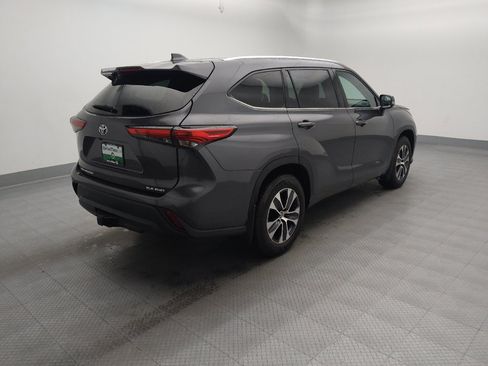 Used 2020 Toyota Highlander XLE AWD/4WD image 10