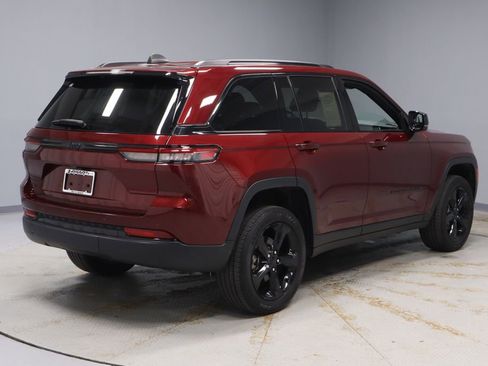 Used 2023 Jeep Grand Cherokee Altitude image 11