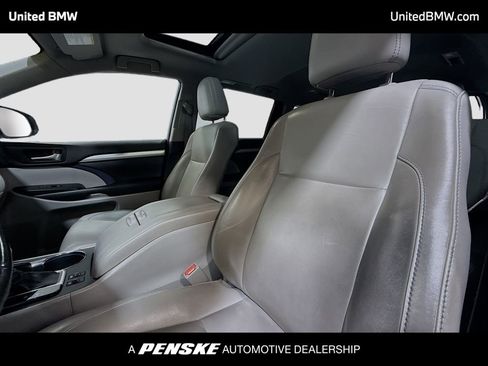 Used 2019 Toyota Highlander XLE FWD image 5