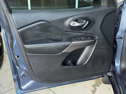 Used 2021 Jeep Cherokee Latitude FWD image 25