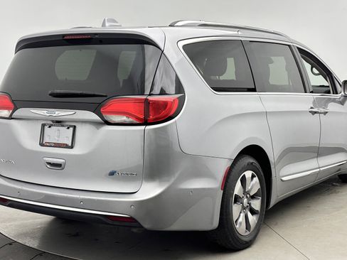 Used 2018 Chrysler Pacifica Limited w/ Advanced Safetytec Group FWD image 8