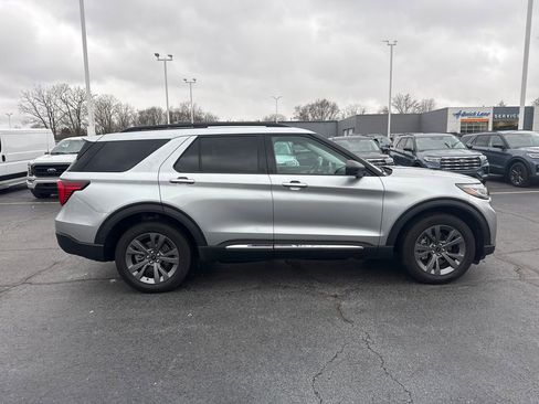 Used 2025 Ford Explorer Active w/ Active Comfort Package image 6