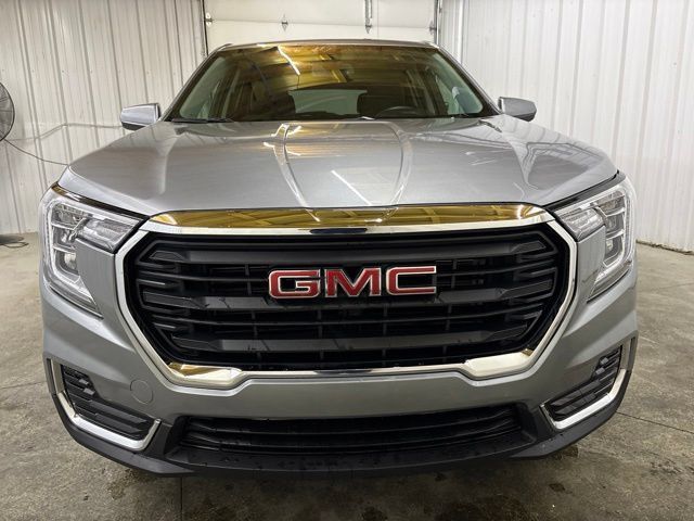 Used 2024 GMC Terrain SLE FWD image 2