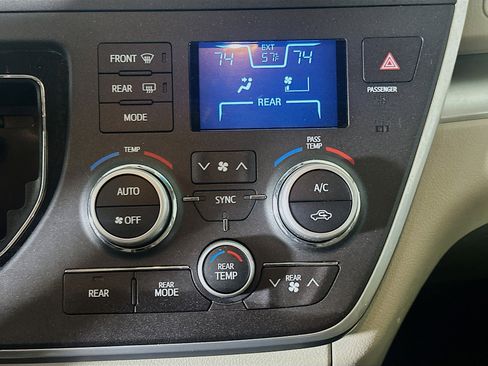 Used 2017 Toyota Sienna LE image 22