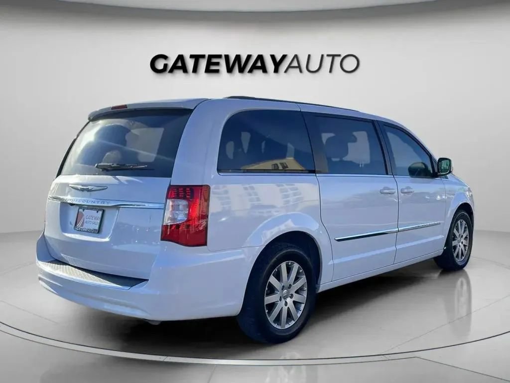 Used 2014 Chrysler Town & Country Touring FWD image 6