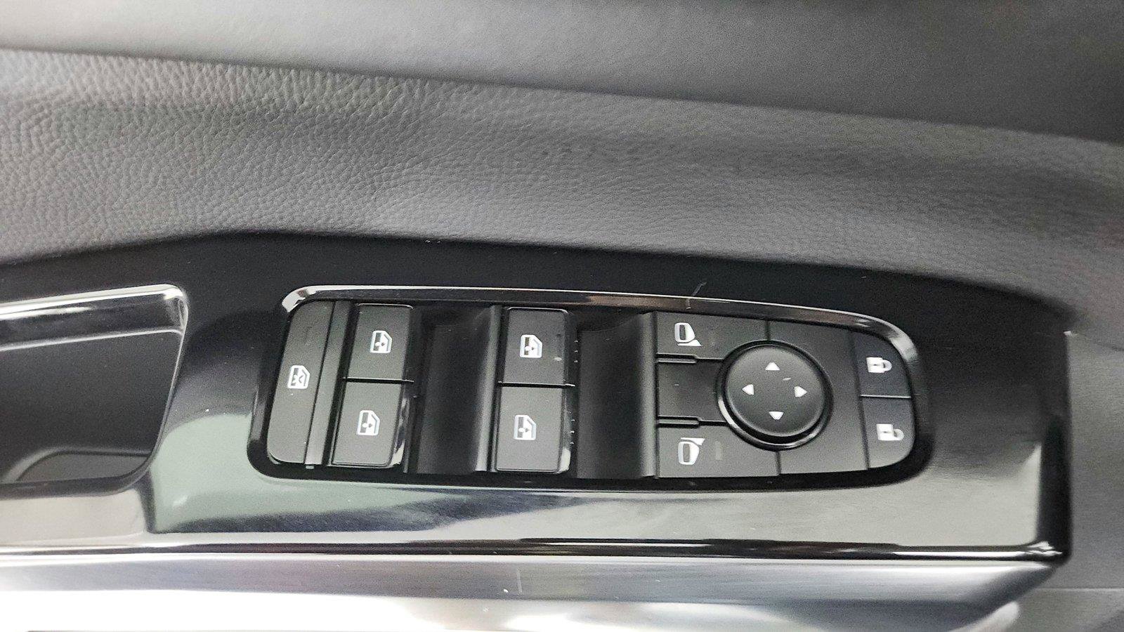Used 2025 Nissan Pathfinder SL AWD/4WD image 17