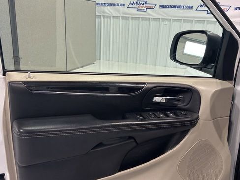 Used 2017 Dodge Grand Caravan SXT image 14