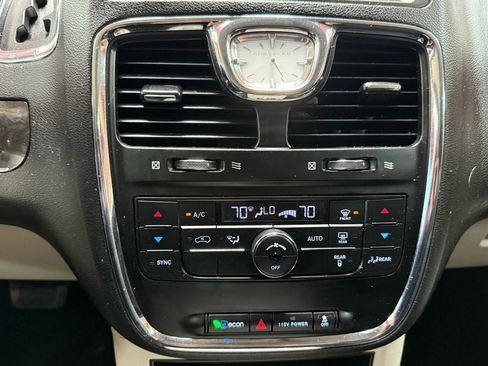 Used 2014 Chrysler Town & Country Touring FWD image 19