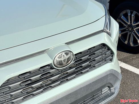 Used 2020 Toyota RAV4 XLE w/ Convenience Package FWD image 7