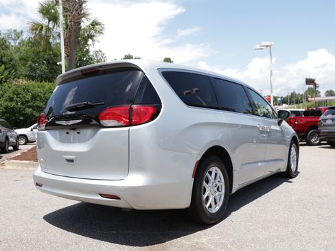 Used 2023 Chrysler Voyager LX FWD image 5