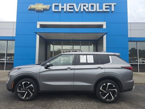 Used 2024 Mitsubishi Outlander SE image 2