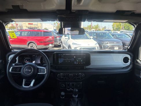Used 2025 Jeep Wrangler Unlimited Sahara AWD/4WD image 33