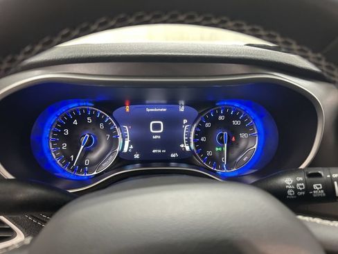 Used 2023 Chrysler Pacifica Touring-L AWD/4WD image 13