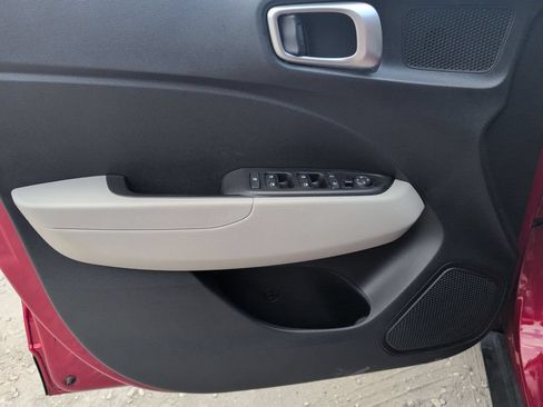 Used 2025 Hyundai Venue SEL FWD image 11