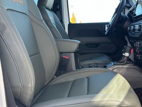 New 2025 Jeep Gladiator Mojave image 9