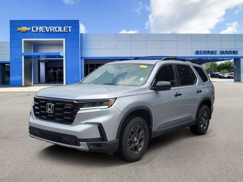 Used 2025 Honda Pilot TrailSport image 2
