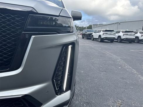 Used 2023 Cadillac Escalade ESV V image 10