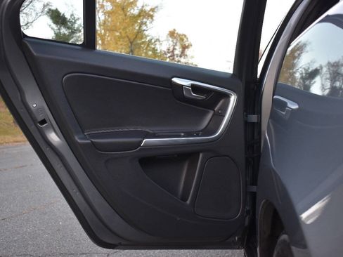 Used 2016 Volvo S60 T5 R-Design image 11