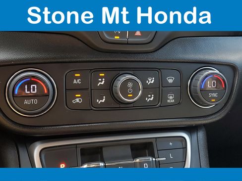 Used 2024 GMC Terrain SLT image 30