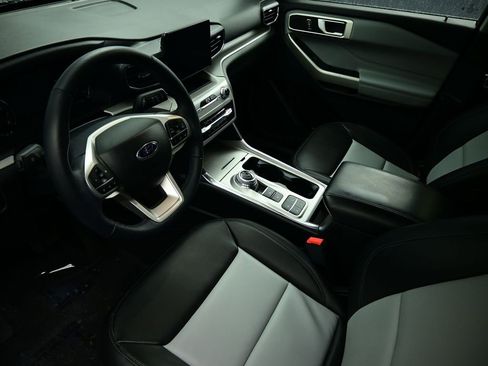 Used 2023 Ford Explorer XLT w/ Equipment Group 202A image 17