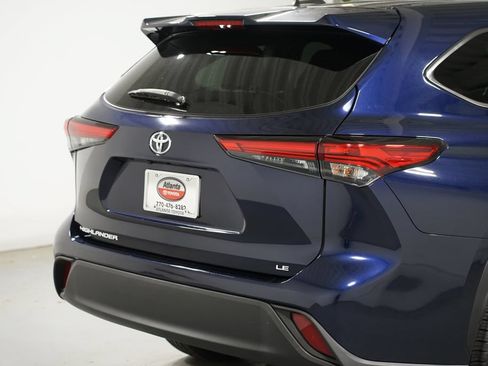 Used 2023 Toyota Highlander LE FWD image 9