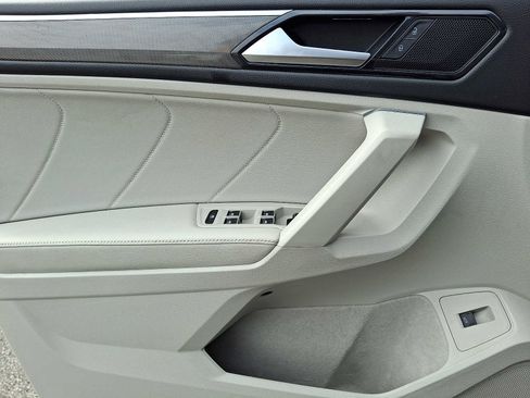 Used 2022 Volkswagen Tiguan SE R-Line AWD/4WD image 9