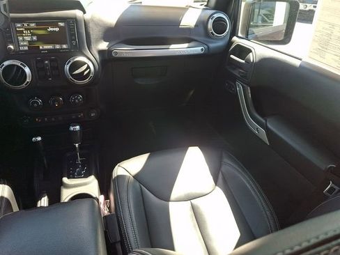 Used 2017 Jeep Wrangler Unlimited Sahara w/ Connectivity Group AWD/4WD image 19