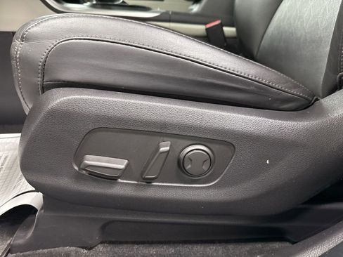 Used 2022 Kia Carnival LX image 25